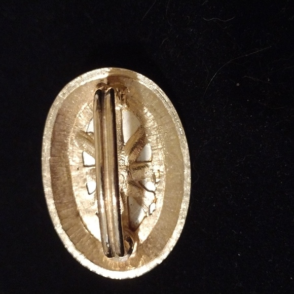 Elegant faux pearl & red enamel in gold tone scarf ring - Picture 2 of 3